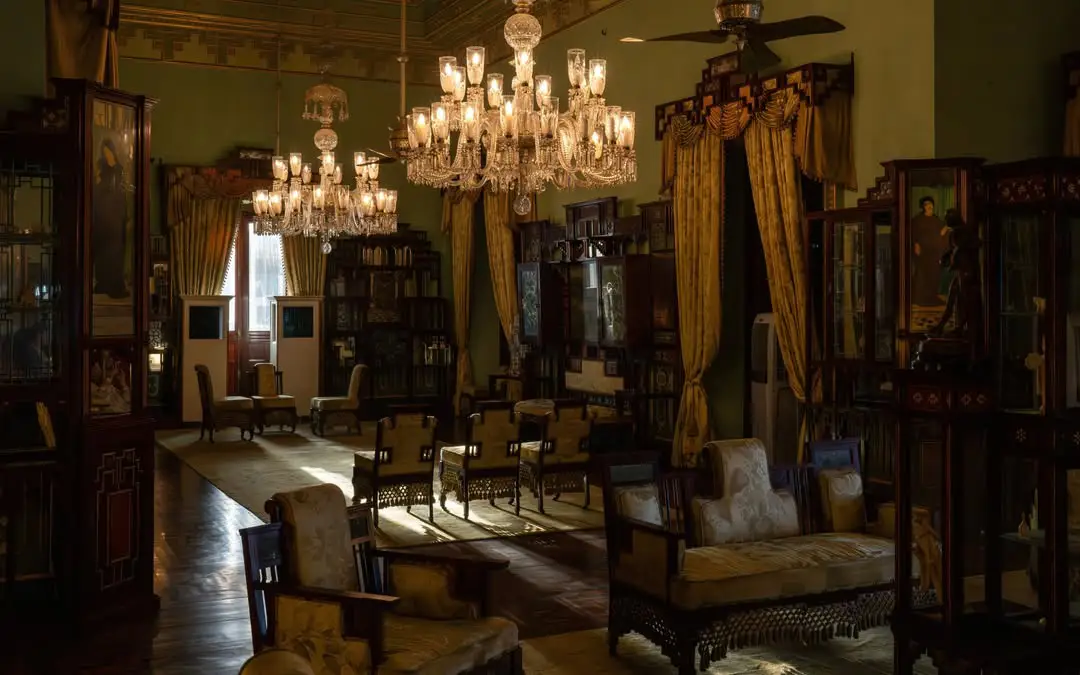 అప్పటి నిజాం ప్రధాని వికార్ ఉల్ ఉమ్రా 1893లో నిర్మించిన ఈ అద్భుత కట్టడాన్ని 1895లో ఆరో నిజాం మీర్ మహబూబ్ అలీ ఖాన్ కొనుగోలు చేశారు. ఆయన ఇందులోనే ఉండేవారు.