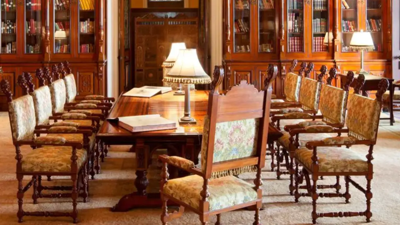 రూమ్ స్టే వేరే, డిన్నర్ కాస్ట్ వేరువేరుగా ఉంటుంది. దీన్ని తాజ్ హోటల్స్ నిర్వహిస్తోంది.