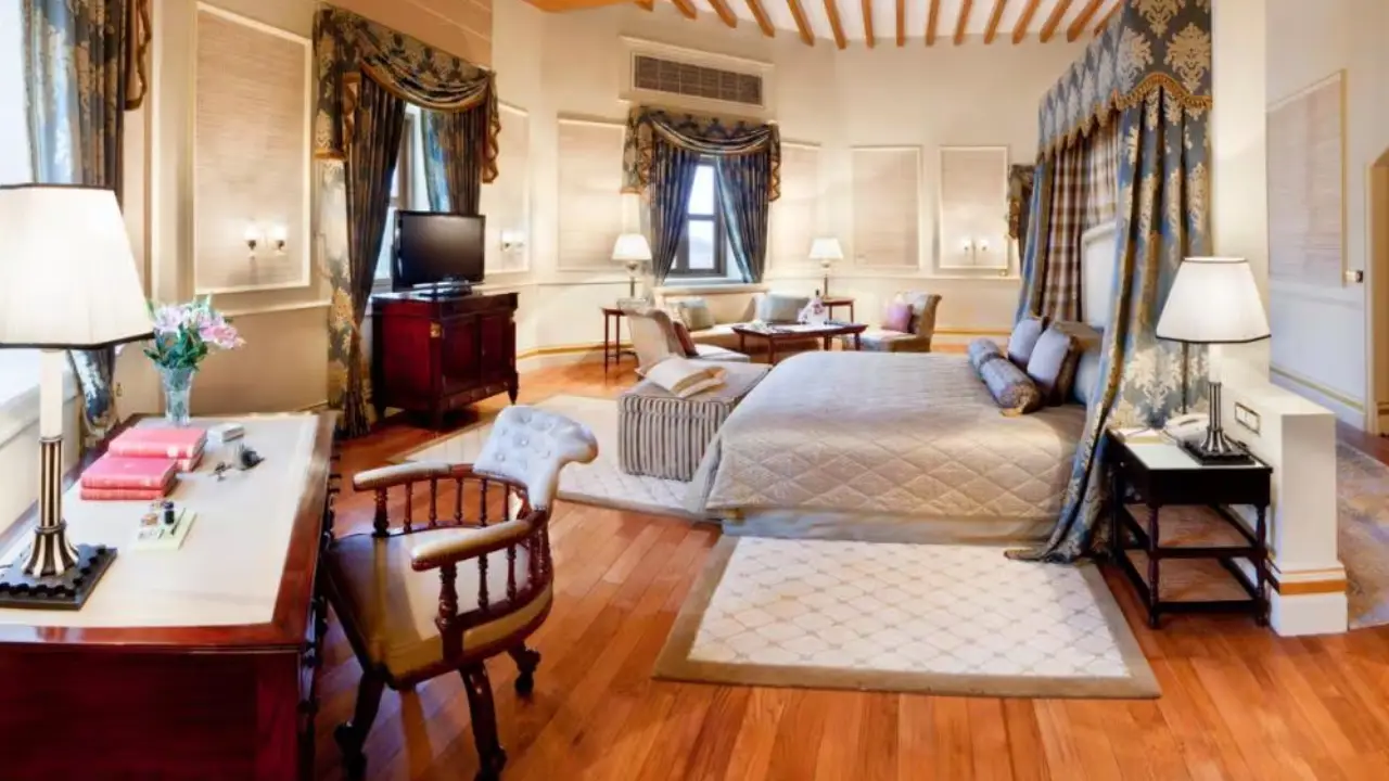 ఫెసిలిటీస్ ప్లష్ బెడ్డింగ్, వింటేజ్ డెకరేషన్, భారీ బాత్ టబ్స్, ఔట్ డోర్ ఏరియా, స్పా, స్విమింగ్ పూల్, ఫైన్ డైనింగ్, గుర్రపు బగ్గీలో ప్రయాణం, ప్రతి రూమ్ నుంచి గార్డెన్ వ్యూ ఉంటుంది.