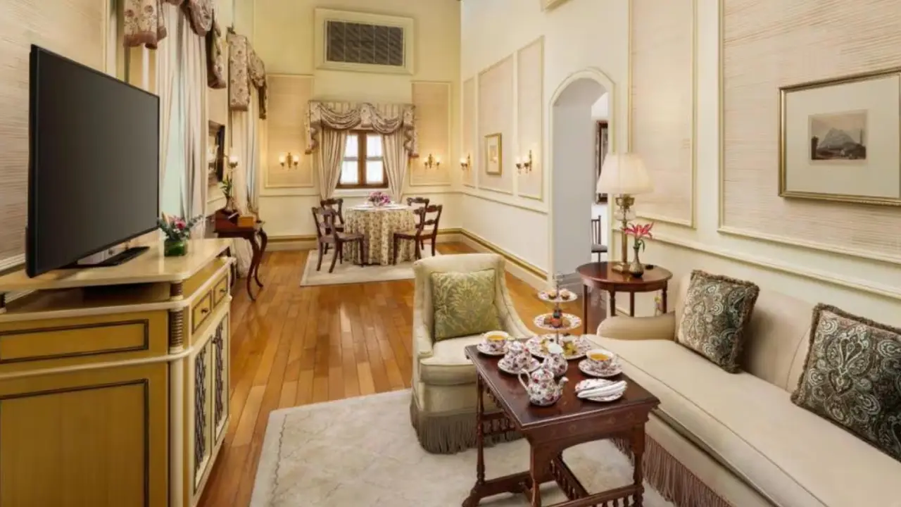 స్టాండర్ట్ అయితే ఒక్క నైట్ కు రూ.40వేల నుంచి రూ.42వేల వరకు ఉంటుంది. రూము స్థాయిని బట్టి రేటు పెరుగుతుంది. అత్యధికంగా సుమారు ఒక్కరోజుకు రూ.6లక్షలు ఉంటుంది.