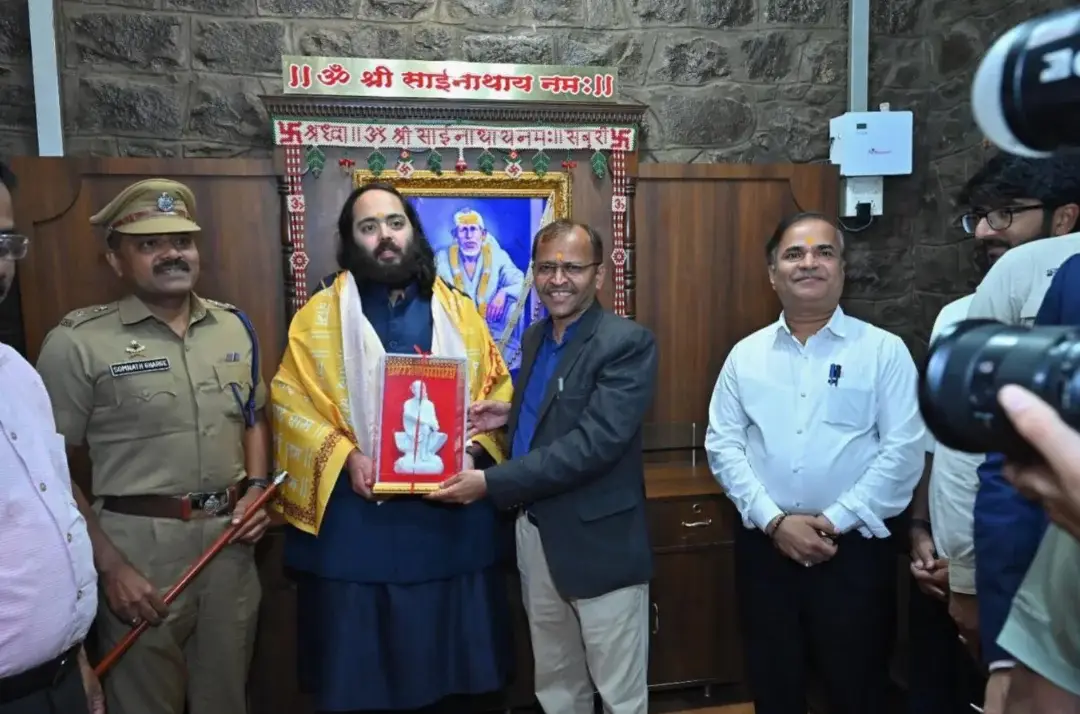 Anant Ambani visit Shirdi Sai Baba Temple