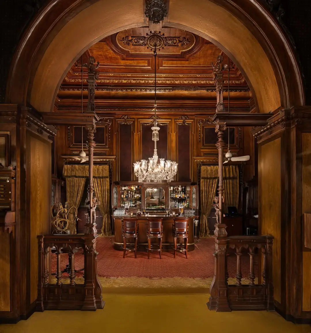 ఈ ప్యాలెస్ లో రకరకాల రూమ్స్ ఉన్నాయి. గార్డెన్ వ్యూ, రాయల్ సూట్, గ్రాండ్ రాయల్ సూట్, సూట్ రకాన్ని బట్టి ధర ఉంటుంది.