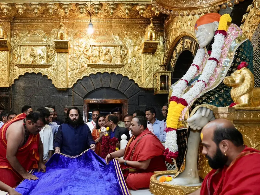 Anant Ambani visit Shirdi Sai Baba Temple