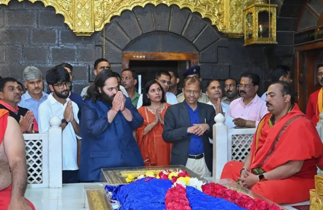 Anant Ambani visit Shirdi Sai Baba Temple