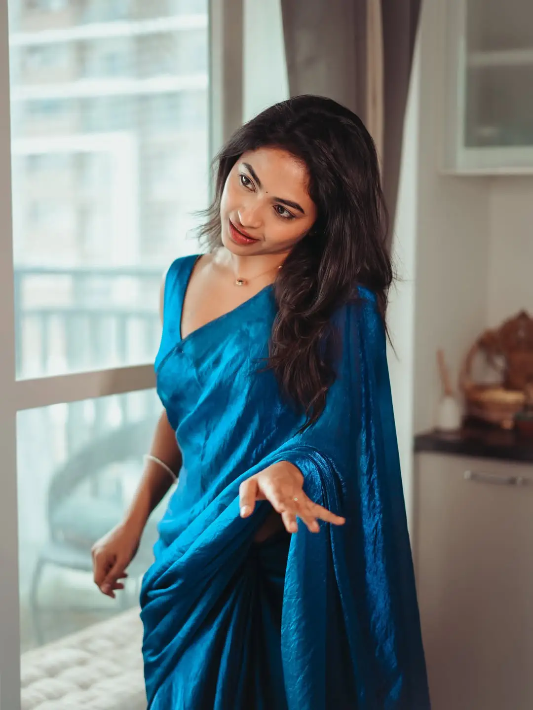 Alekhya Harika shows off her beauty in a blue saree (1)