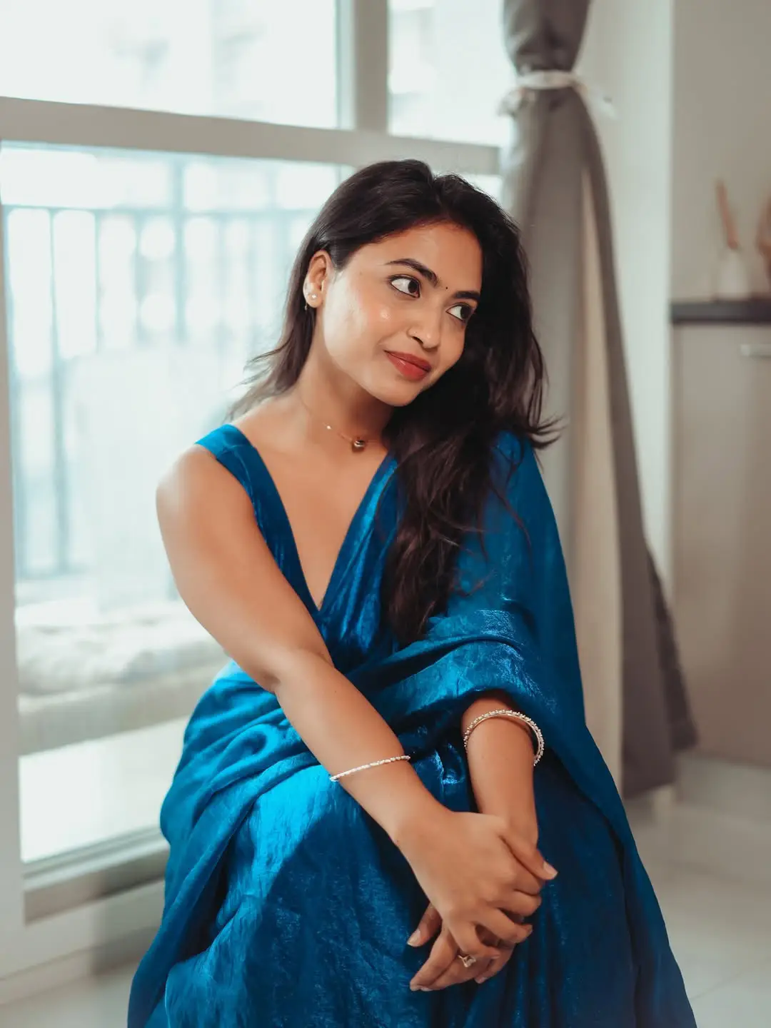 Alekhya Harika shows off her beauty in a blue saree (1)