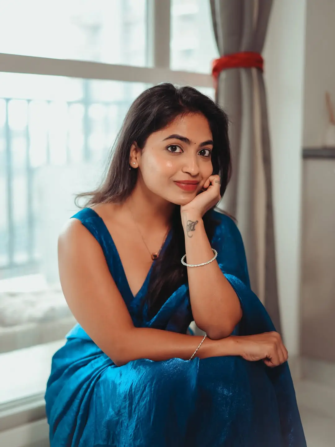 Alekhya Harika shows off her beauty in a blue saree (1)