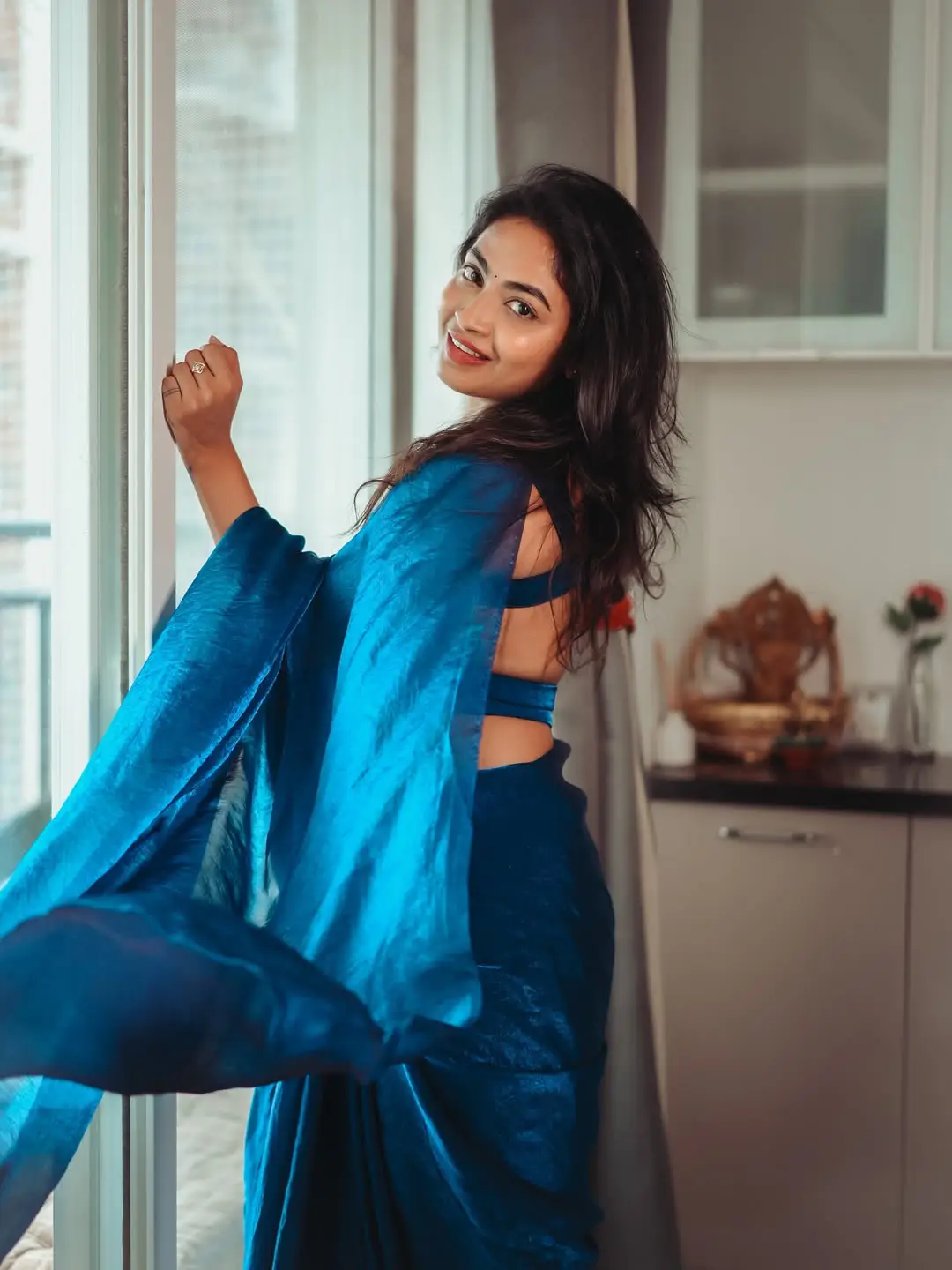 Alekhya Harika shows off her beauty in a blue saree (1)