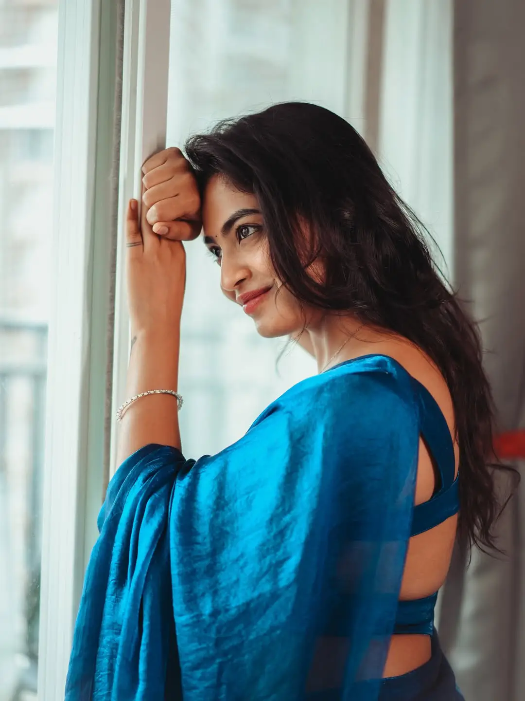 Alekhya Harika shows off her beauty in a blue saree (1)