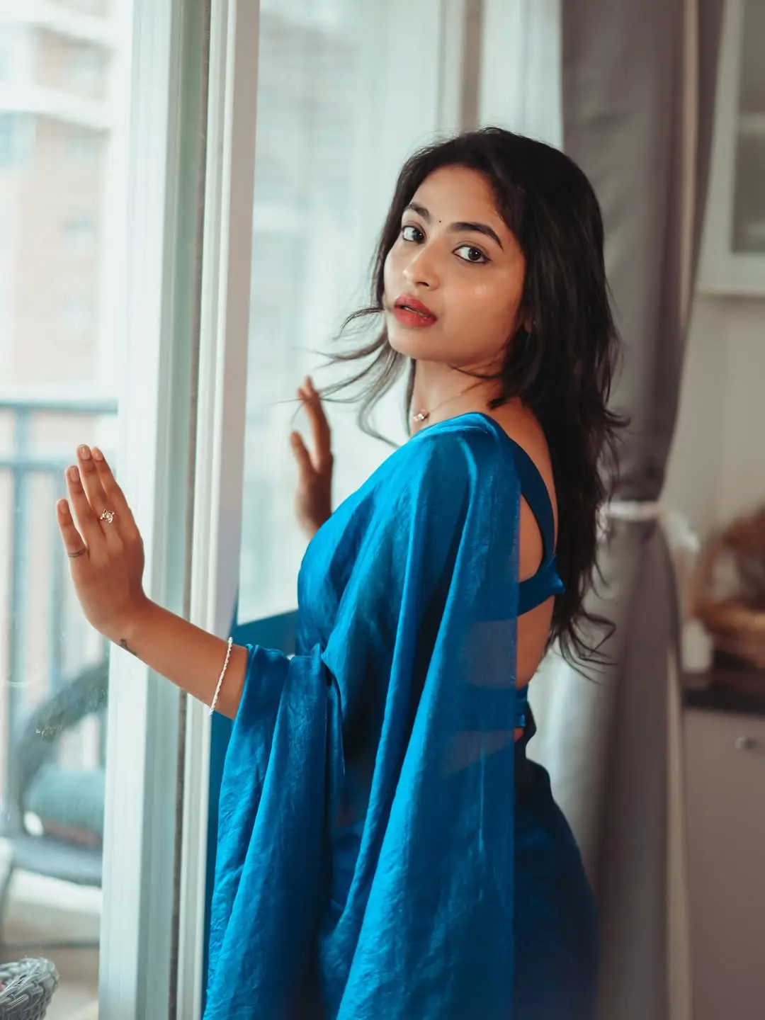 Alekhya Harika shows off her beauty in a blue saree (1)