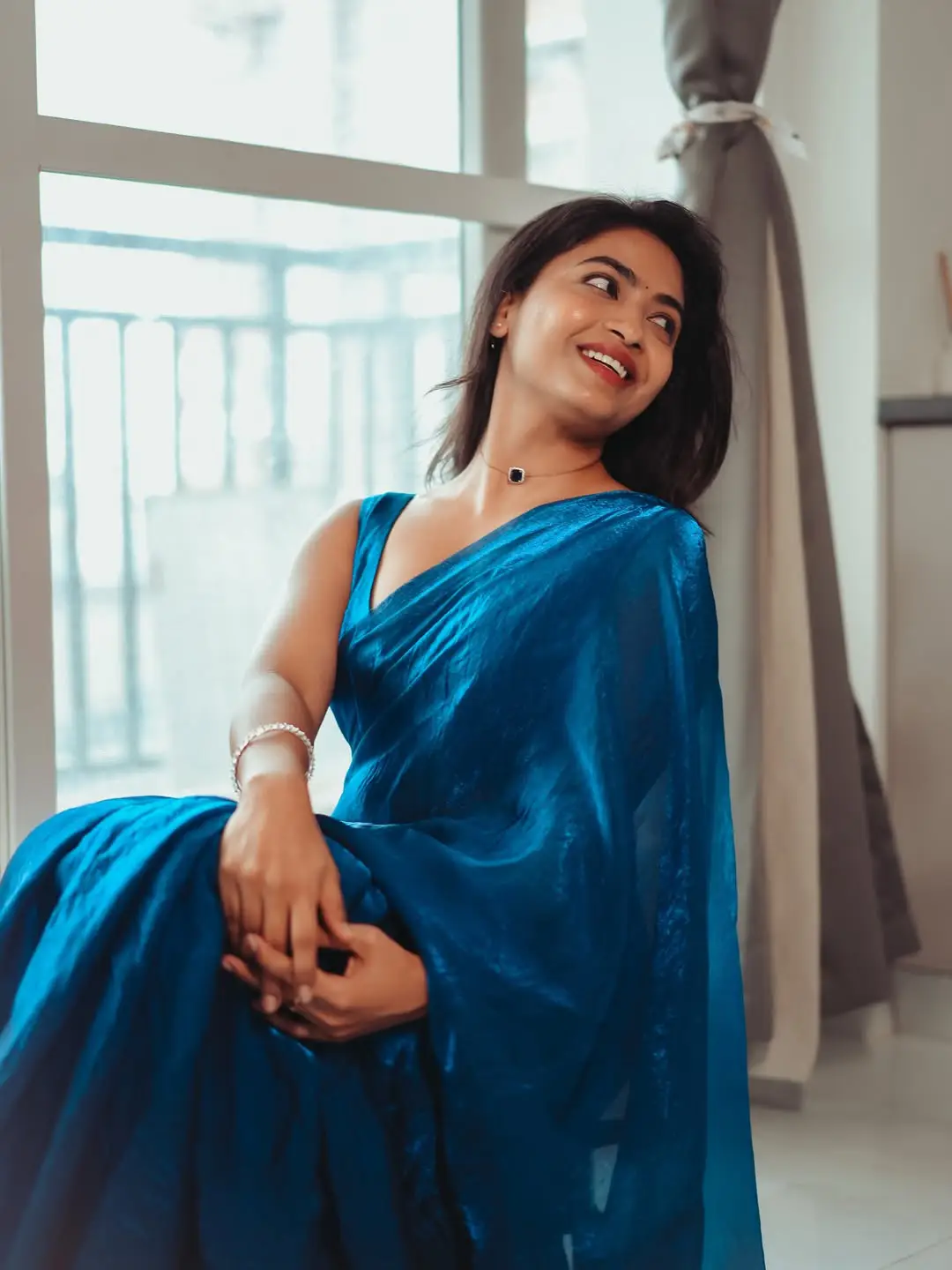 Alekhya Harika shows off her beauty in a blue saree (1)