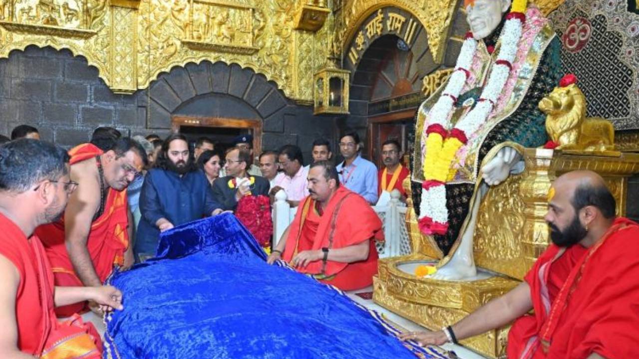 Anant Ambani : షిర్డీ సాయి ఆలయాన్ని సందర్శించిన అనంత్ అంబానీ.. భారీగా విరాళం.. ఫొటోలు