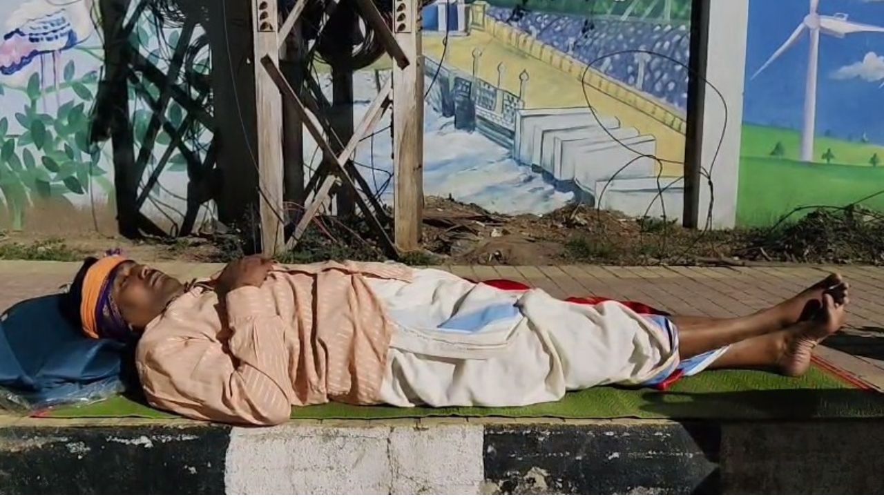 వణికించే చలిలో పూజారి న్యాయపోరాటం