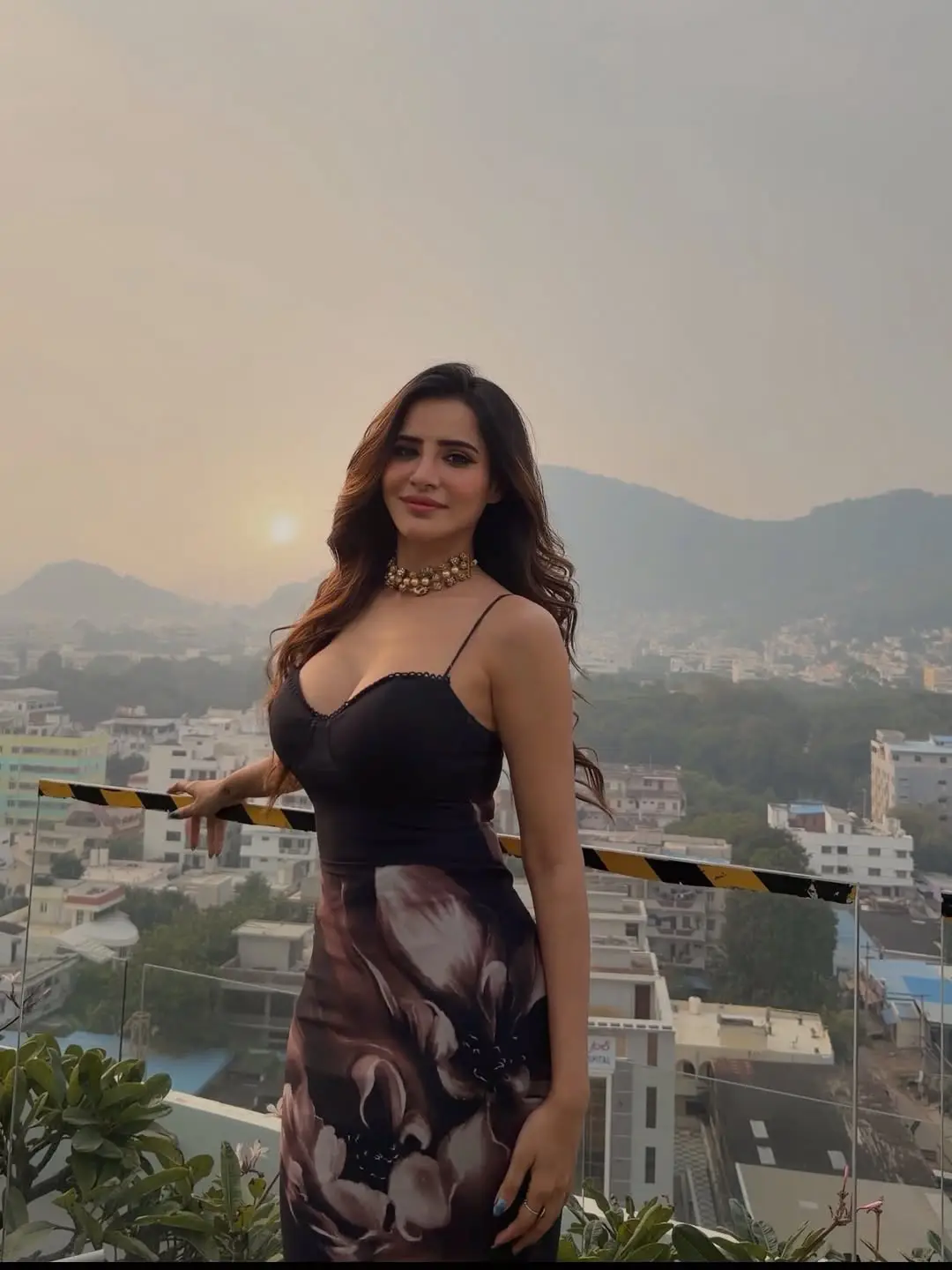 Anchor Ashu Reddy hot glamour show is going viral (1)