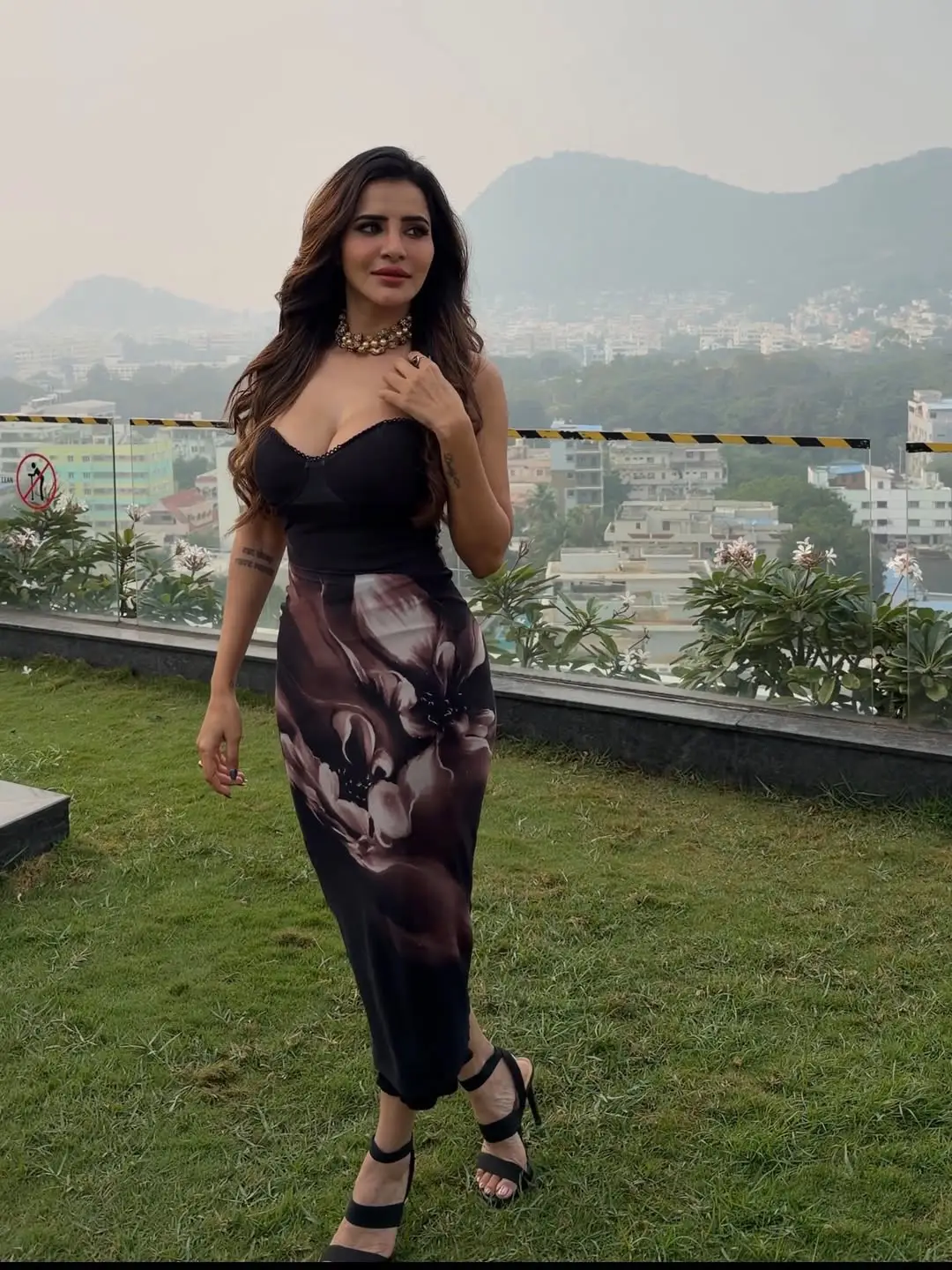 Anchor Ashu Reddy hot glamour show is going viral (1)