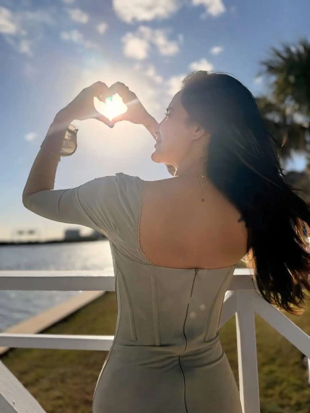 Ashu Reddy beauty show in deep neck (1)