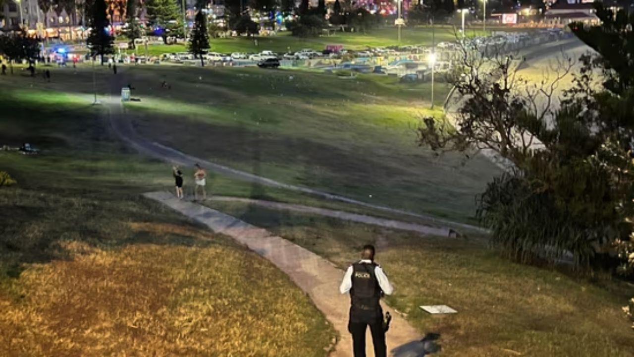 ఆస్ట్రేలియాలో ‘టెర్రర్ ఎటాక్’.. బీచ్ లో గన్ తో కాల్పులు.. LIVE Video