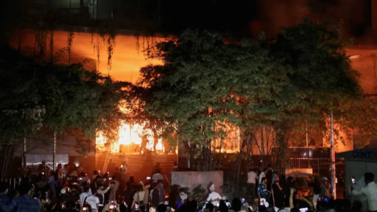Bangladesh Protests : బంగ్లాదేశ్‌లో మరోసారి చెలరేగిన హింస.. రెచ్చిపోయిన ఆందోళనకారులు.. మీడియా కార్యాలయాలకు నిప్పు.. పరుగులు పెట్టిన సిబ్బంది