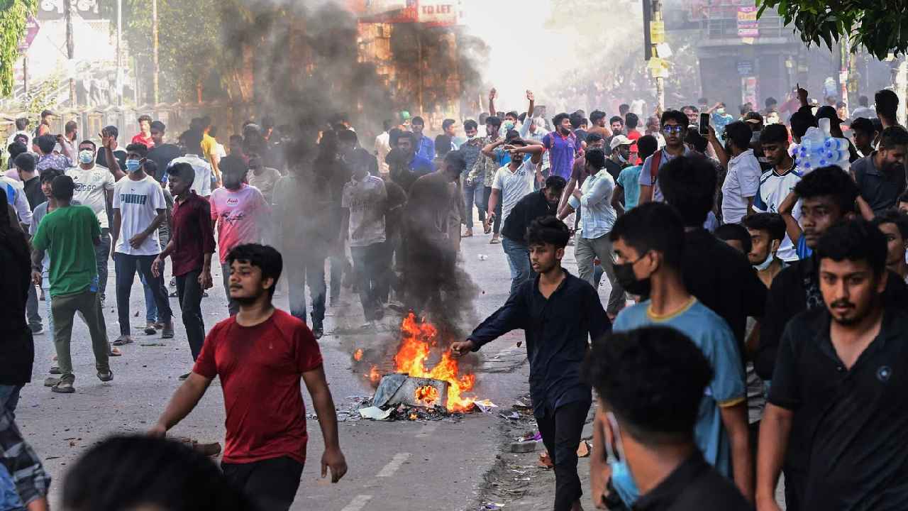 Bangladesh Unrest: బంగ్లాదేశ్‌లో పెచ్చరిల్లుతున్న హిందూద్వేషం.. అసలక్కడ ఏం జరుగుతోంది? మరో పాకిస్థాన్‌లా మారుతోందా?