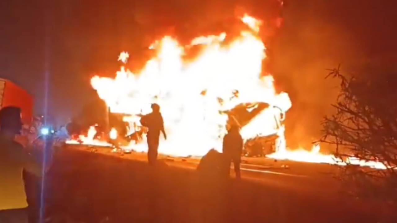 పండుగ వేళ ఘోర ప్రమాదం.. ప్రైవేట్‌ బస్సును ఢీ కొట్టిన లారీ.. ప్రయాణికుల సజీవ దహనం