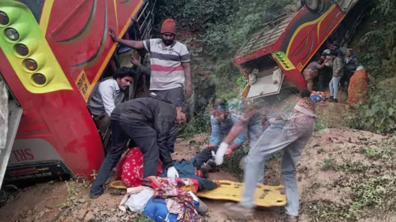Bus Accident : ఏపీలో ఘోర బస్సు ప్రమాదం.. అదుపు తప్పి లోయలో పడిన ప్రైవేట్ బస్సు..