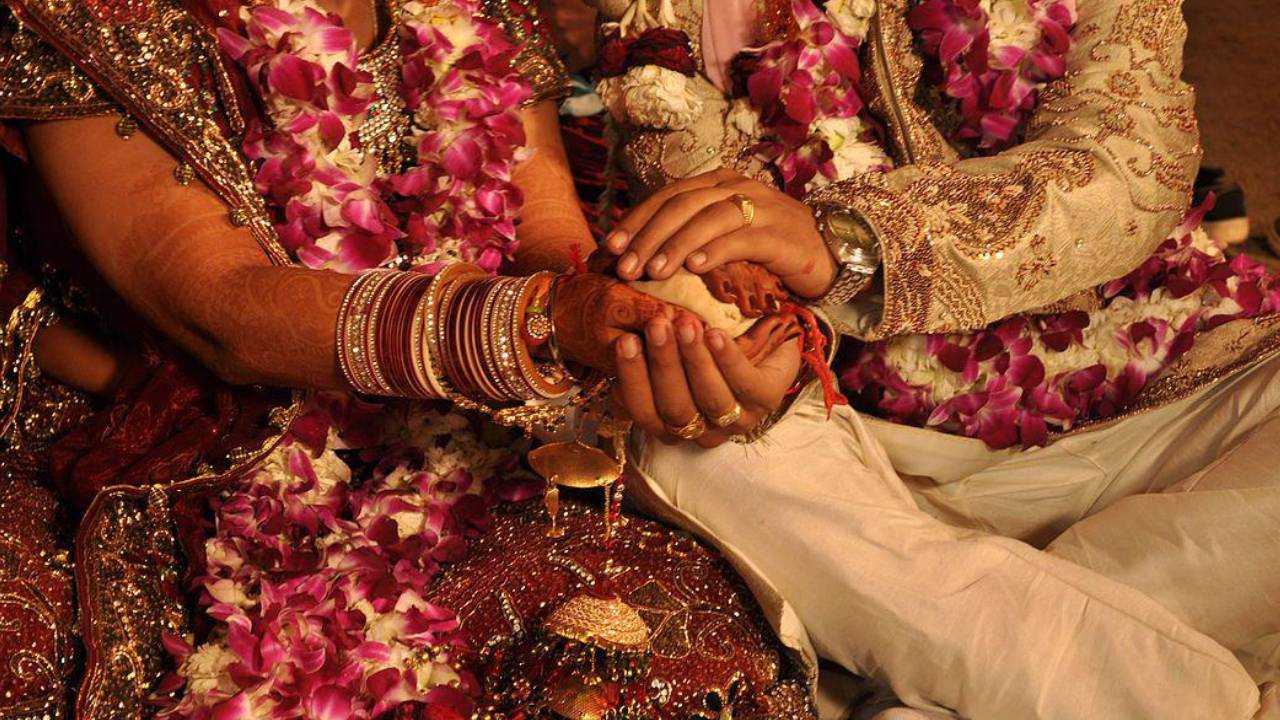 China Brides Buying : జనాభాను పెంచుకునేందుకు చైనా నీచపు ట్రెండ్.. నేపాలీ మహిళలతో చైనా పురుషుల షామ్ వెడ్డింగ్!