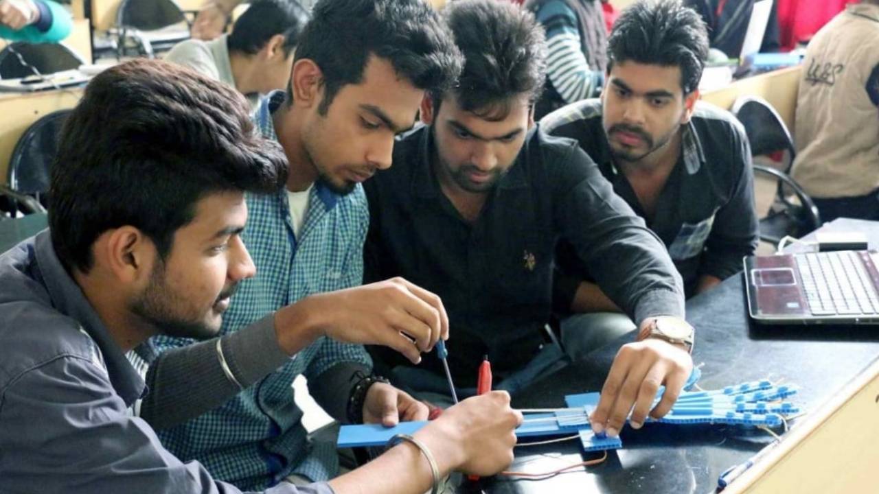 ఇంజినీరింగ్ విద్యా విధానంలో ఏఐసీటీఈ భారీ మార్పులు.. కాలేజీల్లో ‘ఫ్లెక్సిబుల్ టైమింగ్స్’.. మరికొన్ని కీలక మార్పులివే..