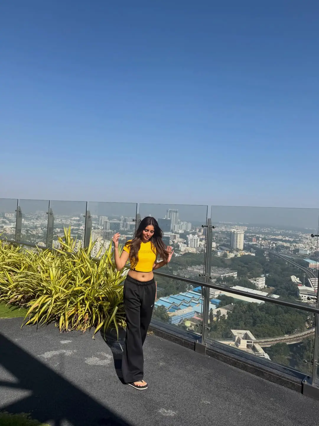 Glamour beauty Kushita navel show goes viral on social media (1)