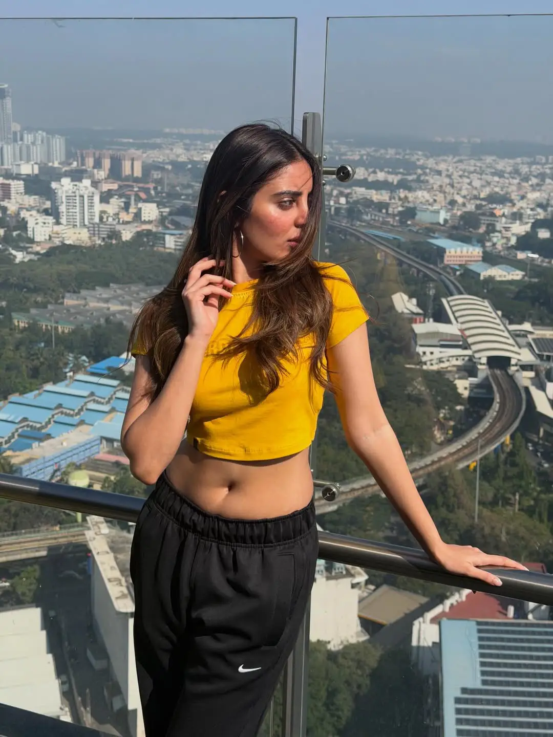 Glamour beauty Kushita navel show goes viral on social media (1)