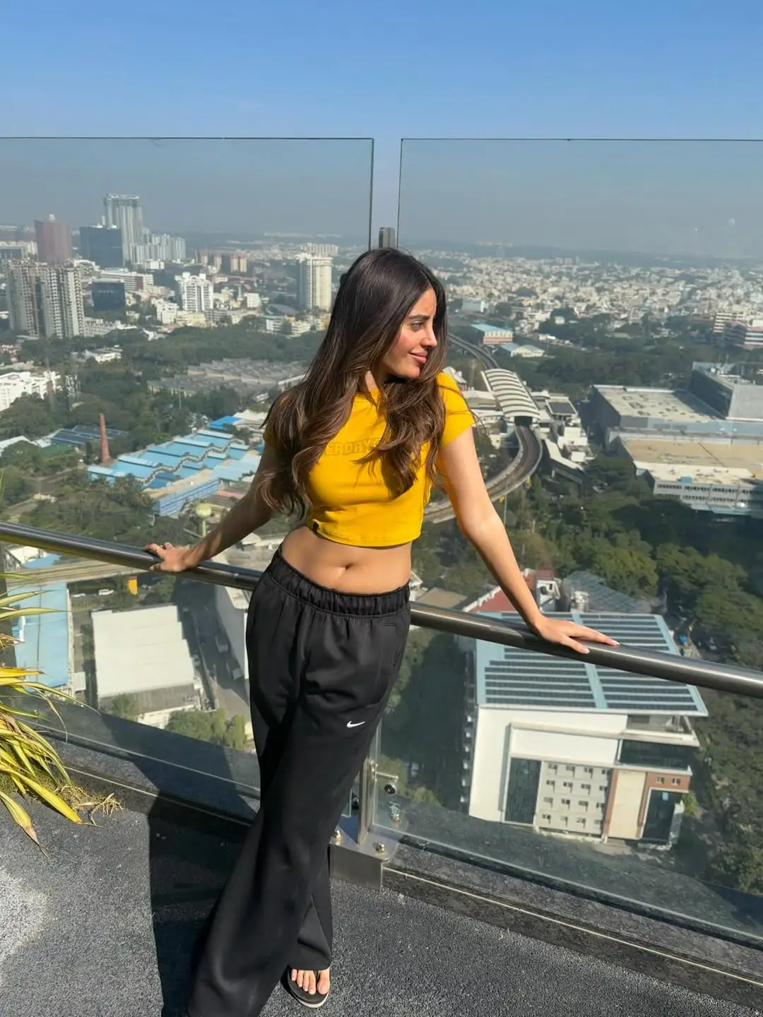 Glamour beauty Kushita navel show goes viral on social media (1)