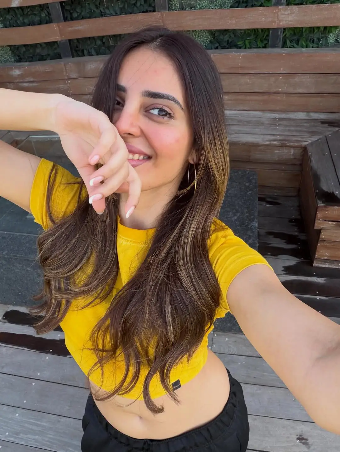 Glamour beauty Kushita navel show goes viral on social media (1)