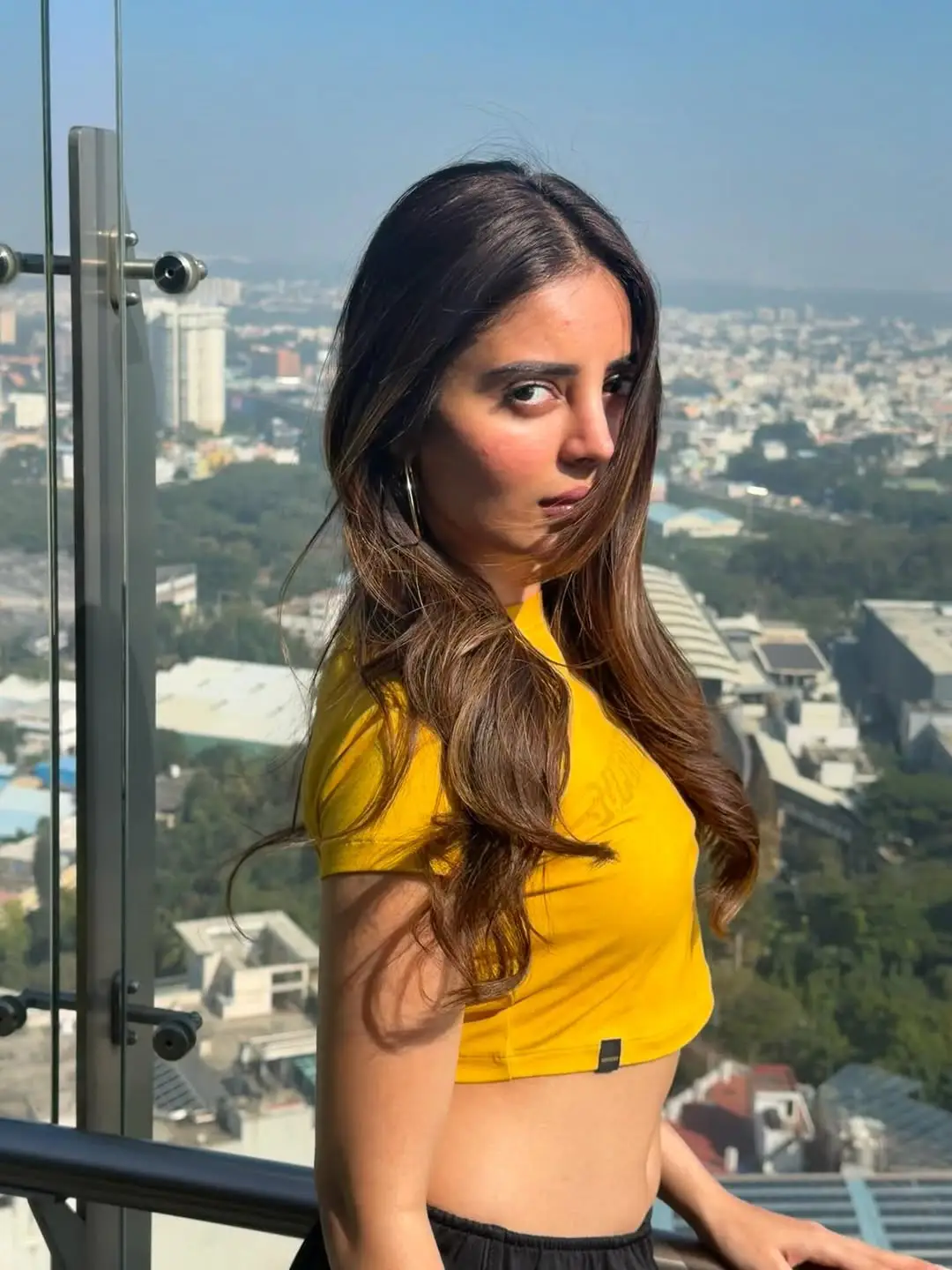 Glamour beauty Kushita navel show goes viral on social media (1)