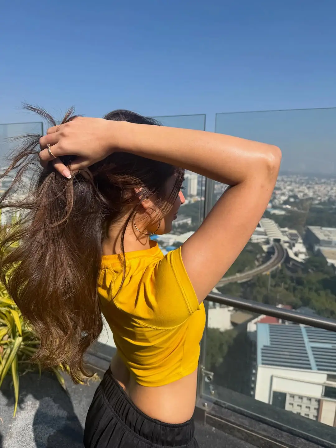 Glamour beauty Kushita navel show goes viral on social media (1)