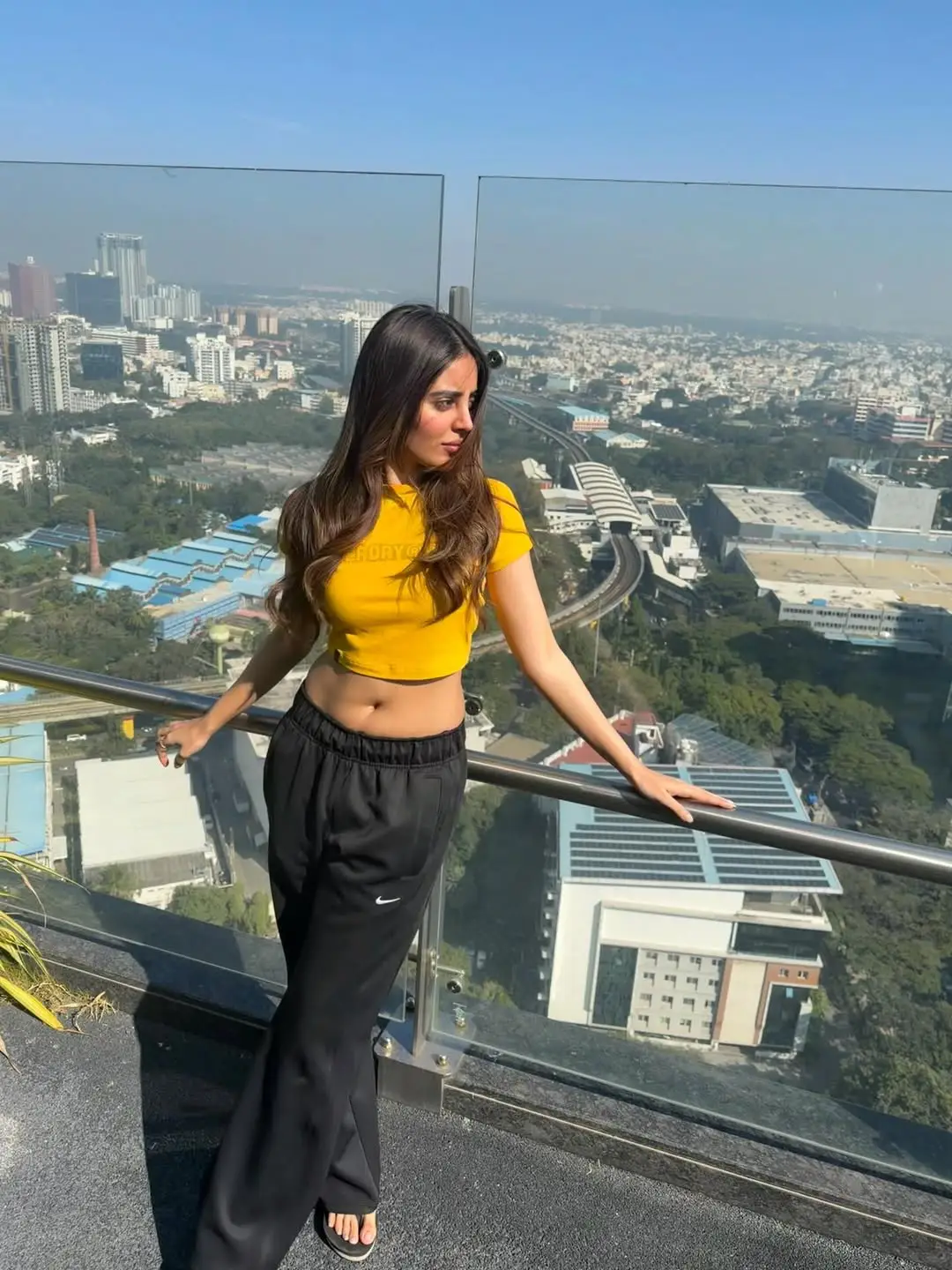 Glamour beauty Kushita navel show goes viral on social media (1)