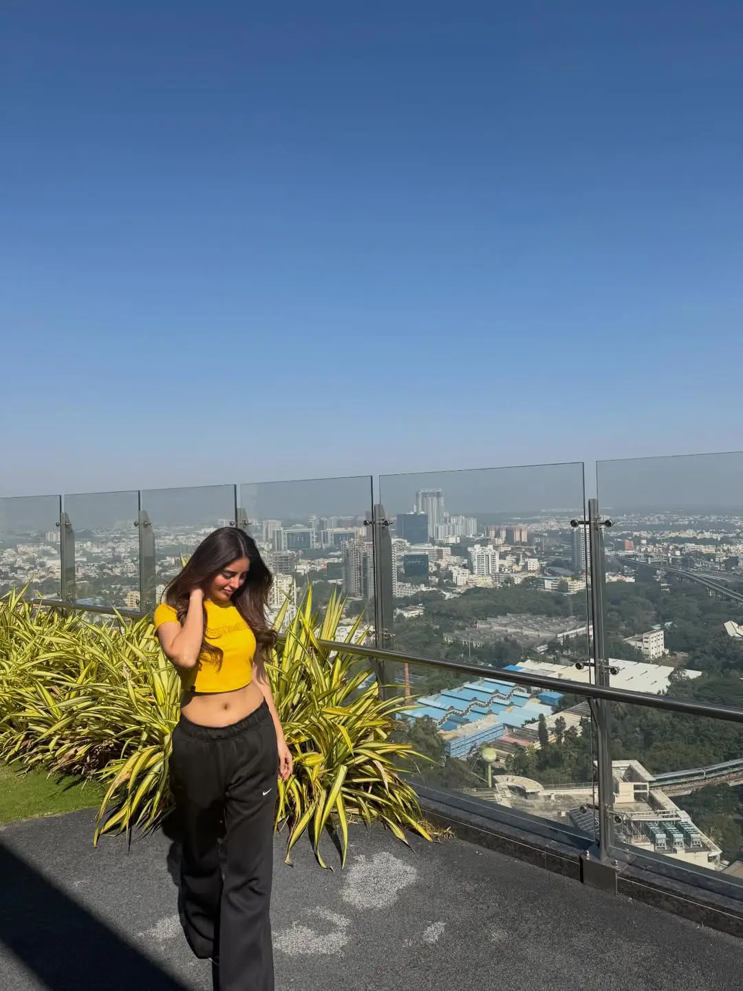 Glamour beauty Kushita navel show goes viral on social media (1)