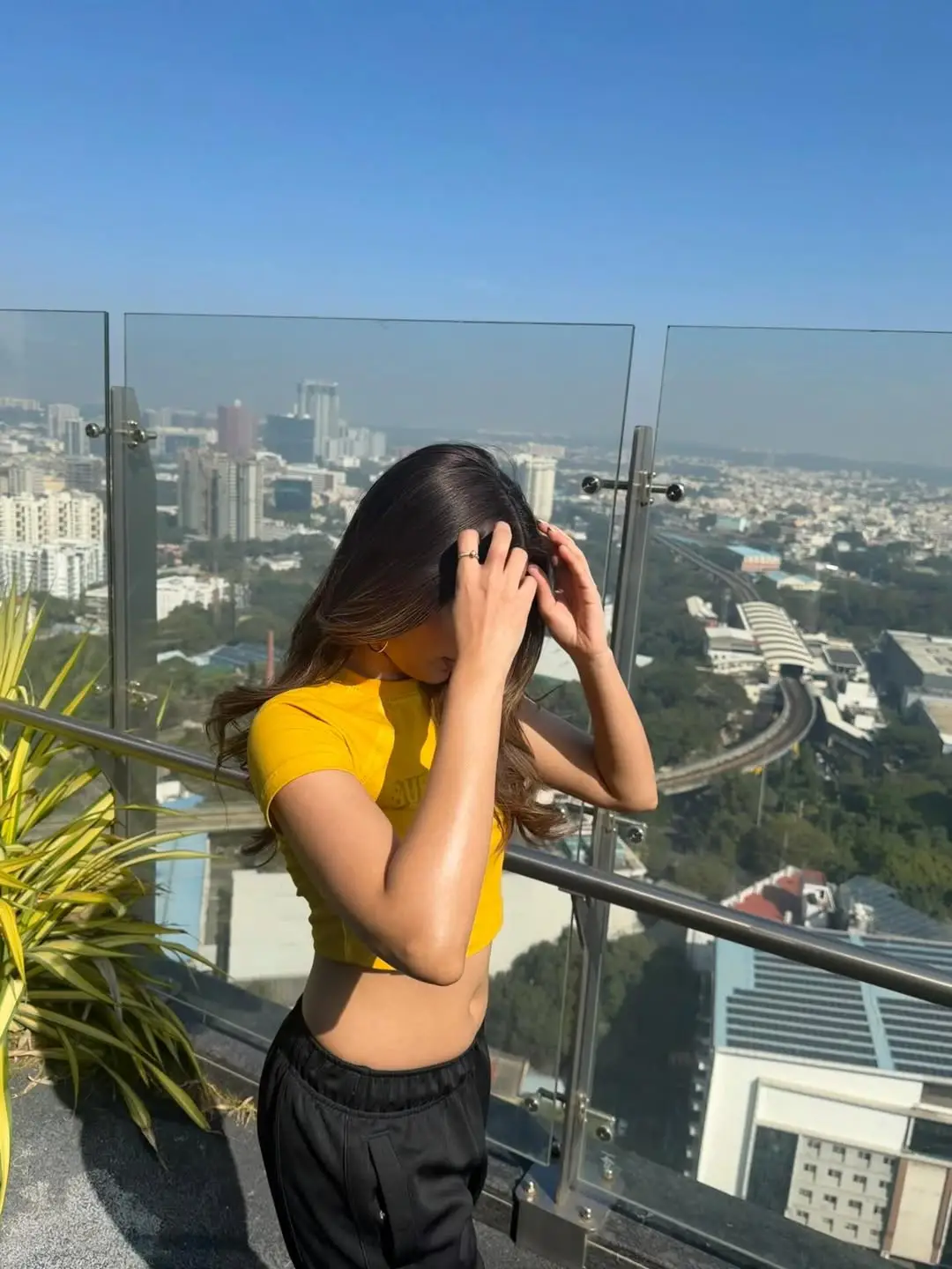 Glamour beauty Kushita navel show goes viral on social media (1)