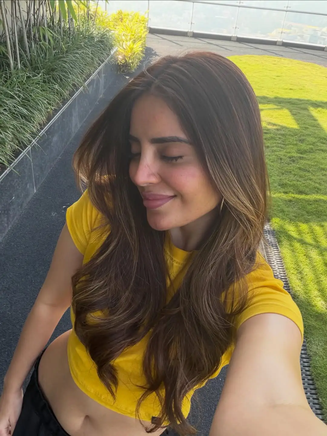 Glamour beauty Kushita navel show goes viral on social media (1)