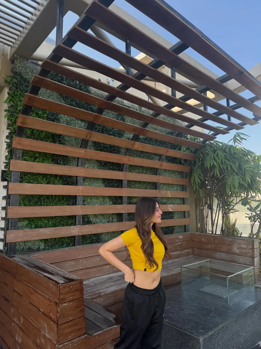 Glamour beauty Kushita navel show goes viral on social media (1)