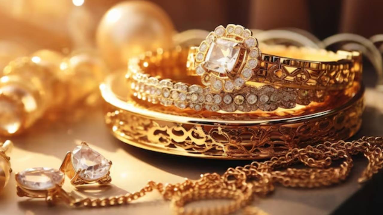 Gold and silver prices : పండుగ వేళ లబోదిబోమంటున్న పసిడి ప్రియులు.. బంగారం, వెండి రేట్లు ఇవాళ ఎంత పెరిగాయో తెలుసా..?