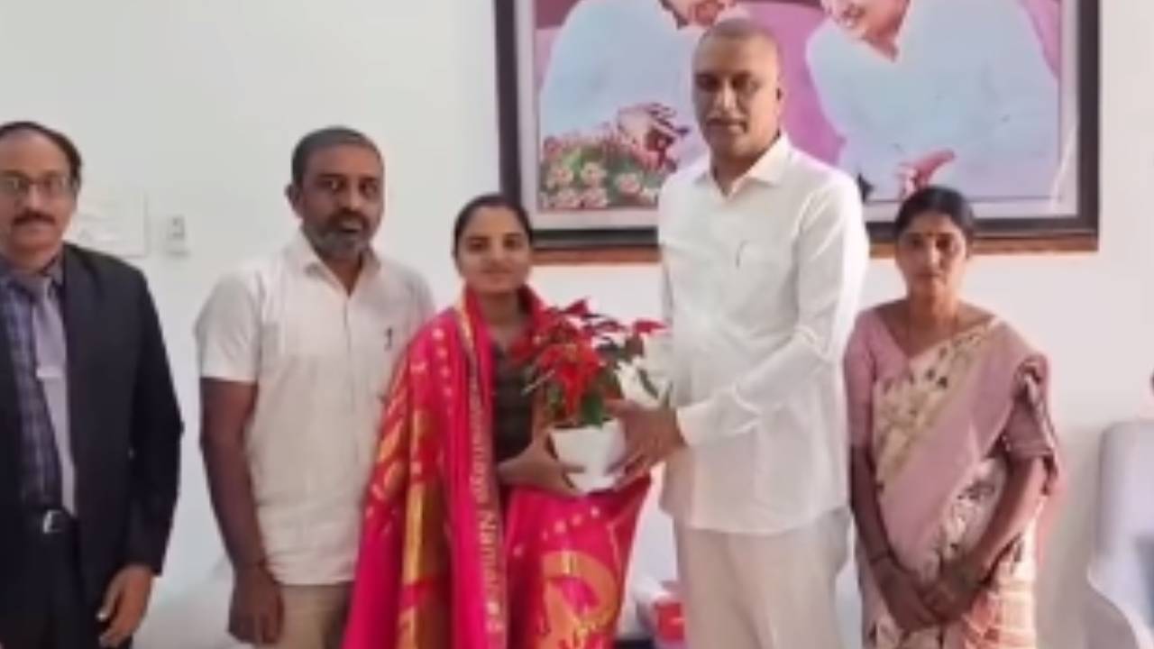 Harish Rao : దటీజ్ హరీశ్ రావు.. పేద విద్యార్థిని ఫీజు కోసం తన ఇల్లు తనఖా పెట్టిన మాజీ మంత్రి