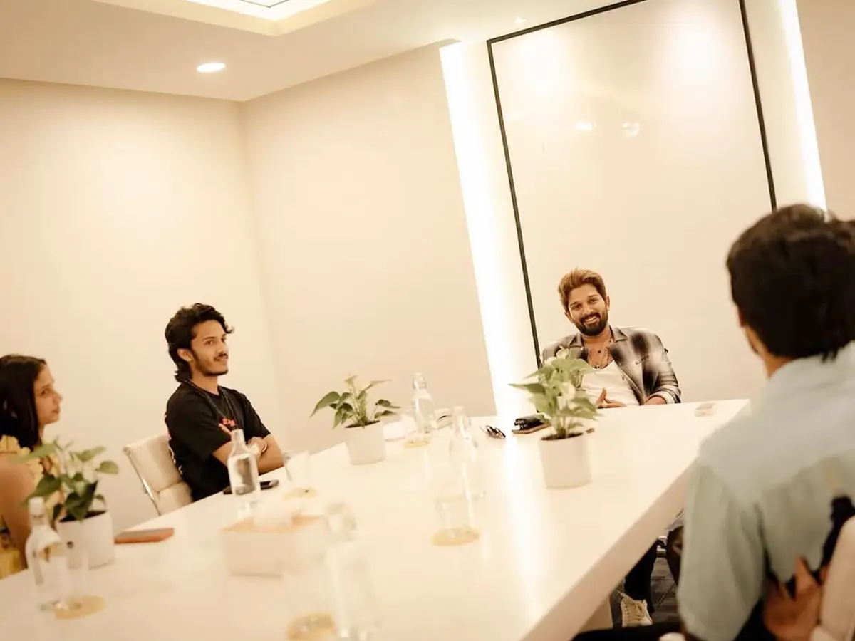 Icon star Allu Arjun meets the Court movie team (1)
