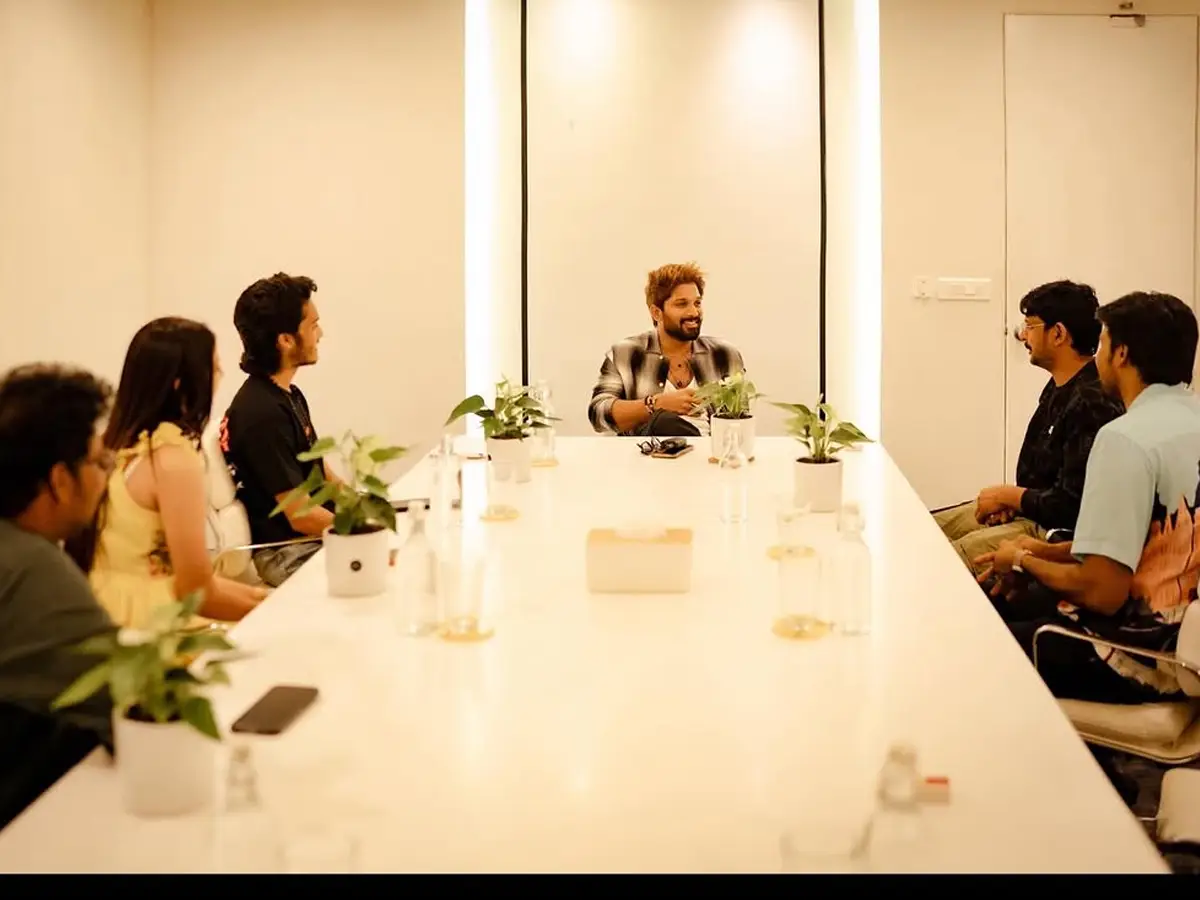 Icon star Allu Arjun meets the Court movie team (1)