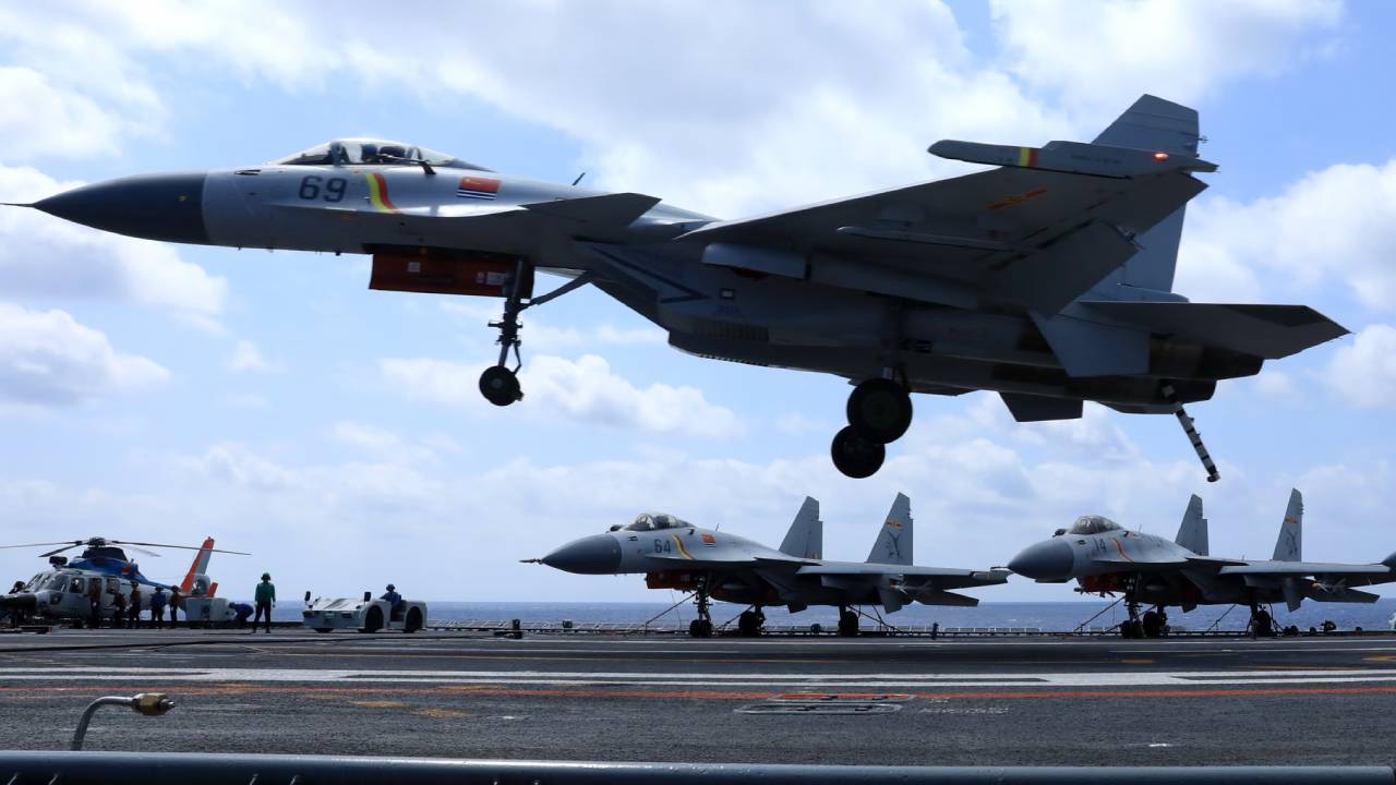 Japan China war : జపాన్ వర్సెస్ చైనా.. ఇరు దేశాల మధ్య యుద్ధ వాతావరణం.. జపాన్‌ యుద్ధ విమానాలపై చైనా జె-15ల గురి