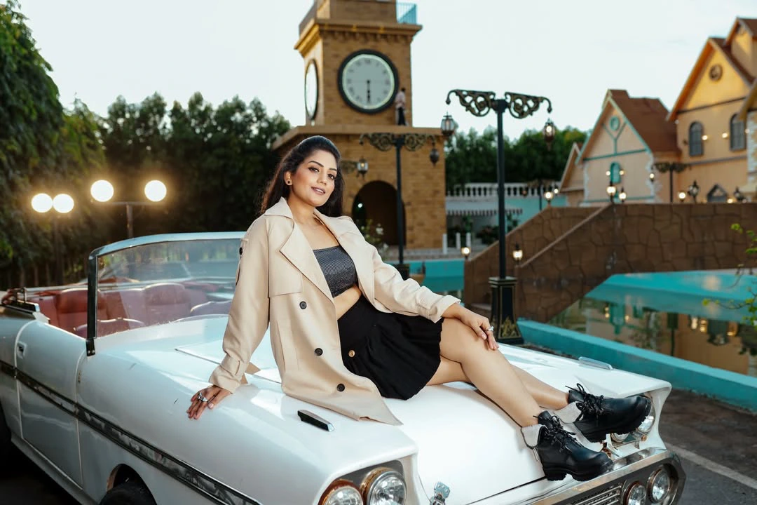 Karuunaa Bhushan Serial Actress Stunning Looks in Short Skirt