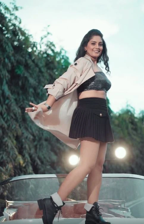 Karuunaa Bhushan Serial Actress Stunning Looks in Short Skirt