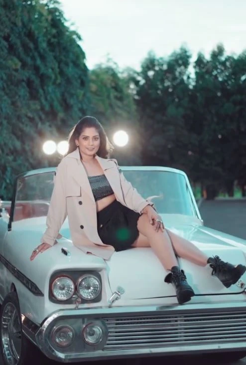 Karuunaa Bhushan Serial Actress Stunning Looks in Short Skirt