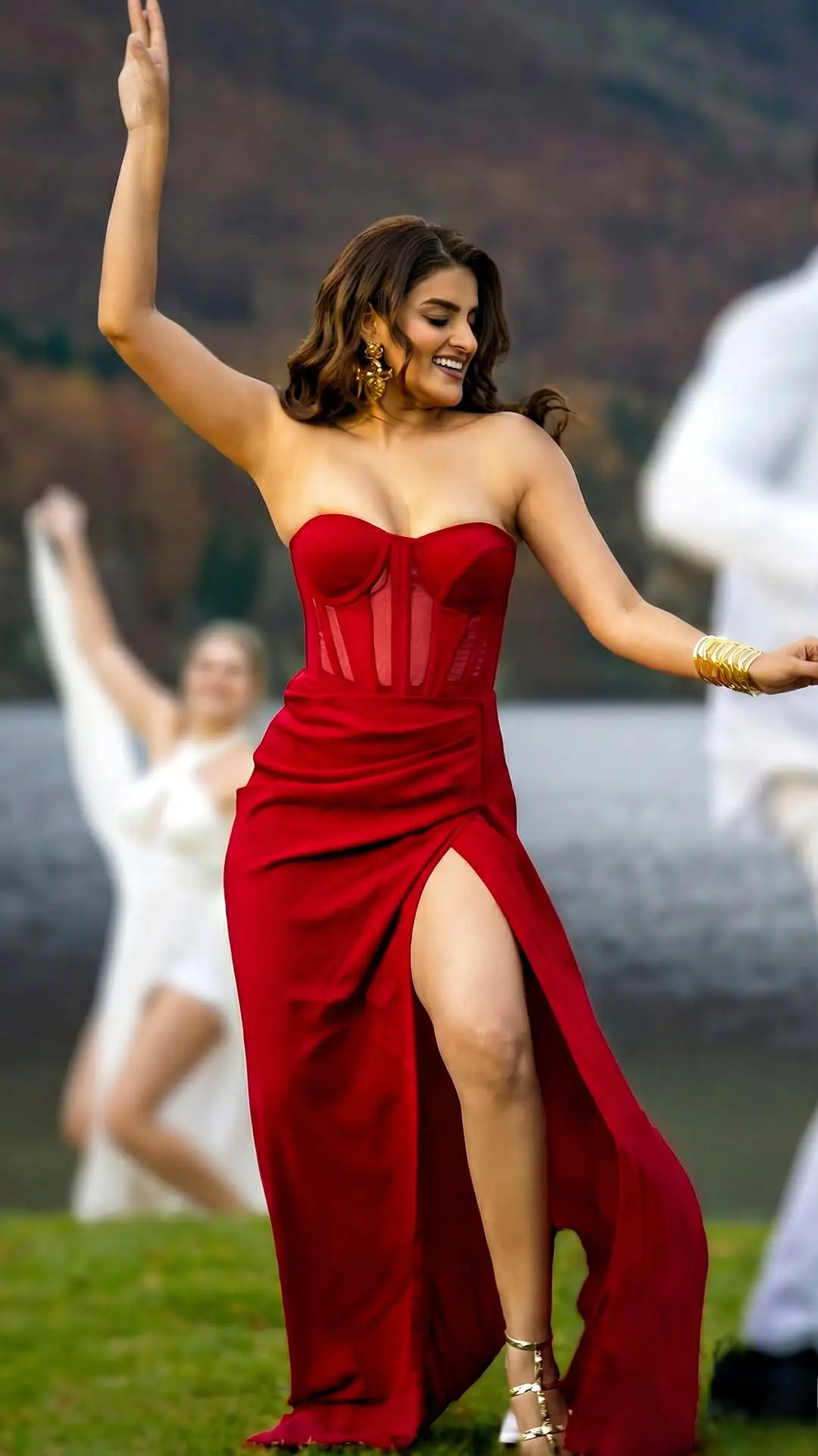 Nidhi Agarwal glamorous show in the Sahana song. (1)