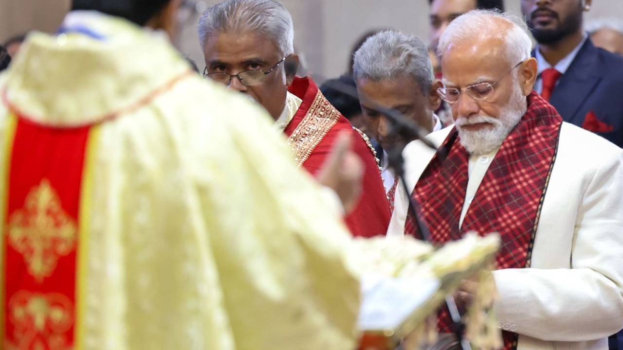 క్రిస్మస్ ప్రార్థనల్లో పాల్గొన్న ప్రధాని నరేంద్ర మోదీ.. చర్చిలో ప్రార్థనలు.. ఫొటో గ్యాలరీ