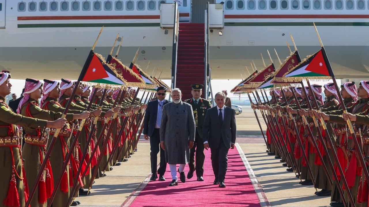Pm Modi Jordan Tour: జోర్డాన్ చేరుకున్న ప్రధాని మోదీ.. ఎయిర్ పోర్టులో ఘన స్వాగతం.. ఈ అంశాలపై కీలక చర్చలు..