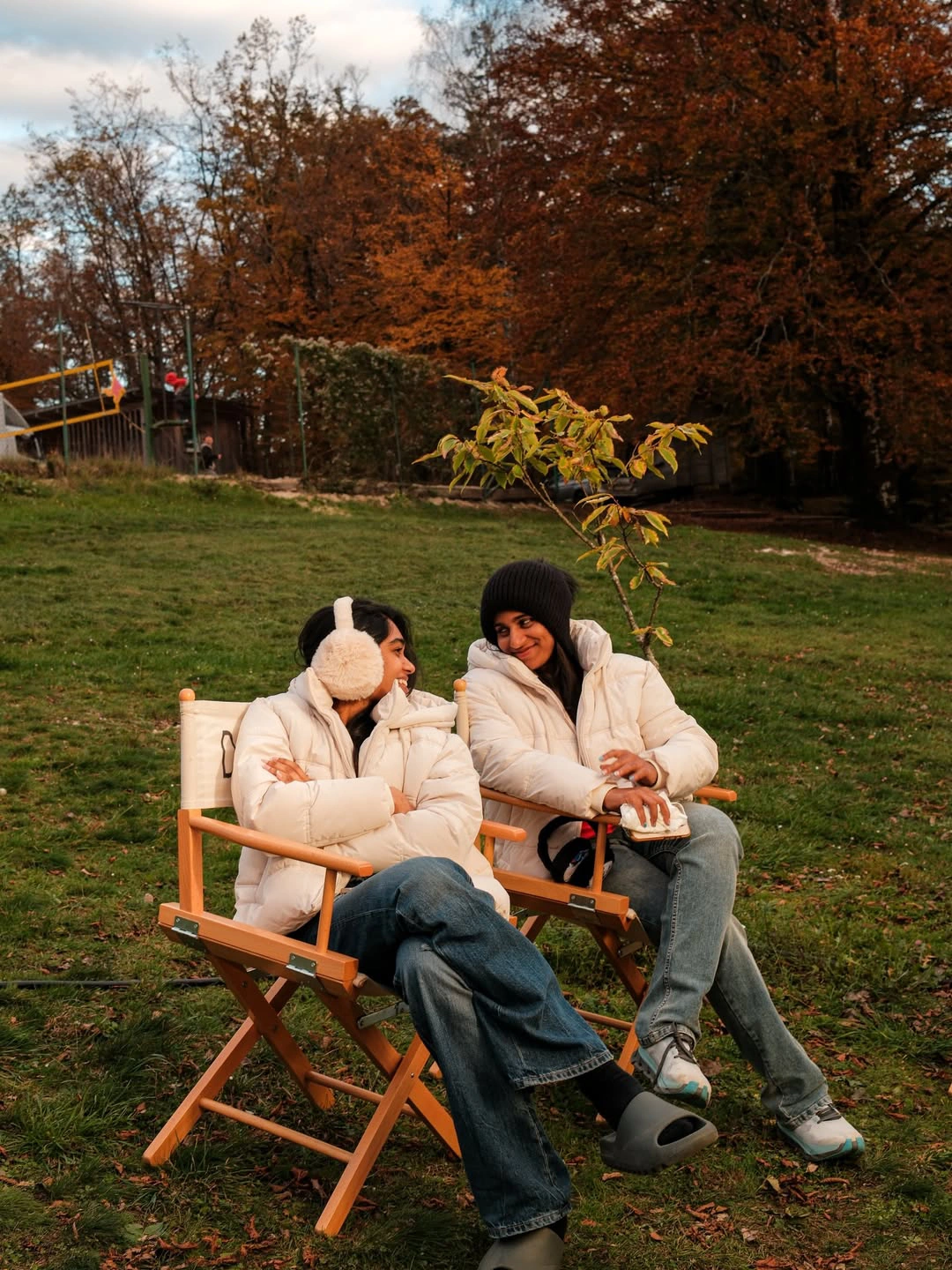 Director Maruthi Daughter Hiya Shares Prabhas Rajasaab Working Stills